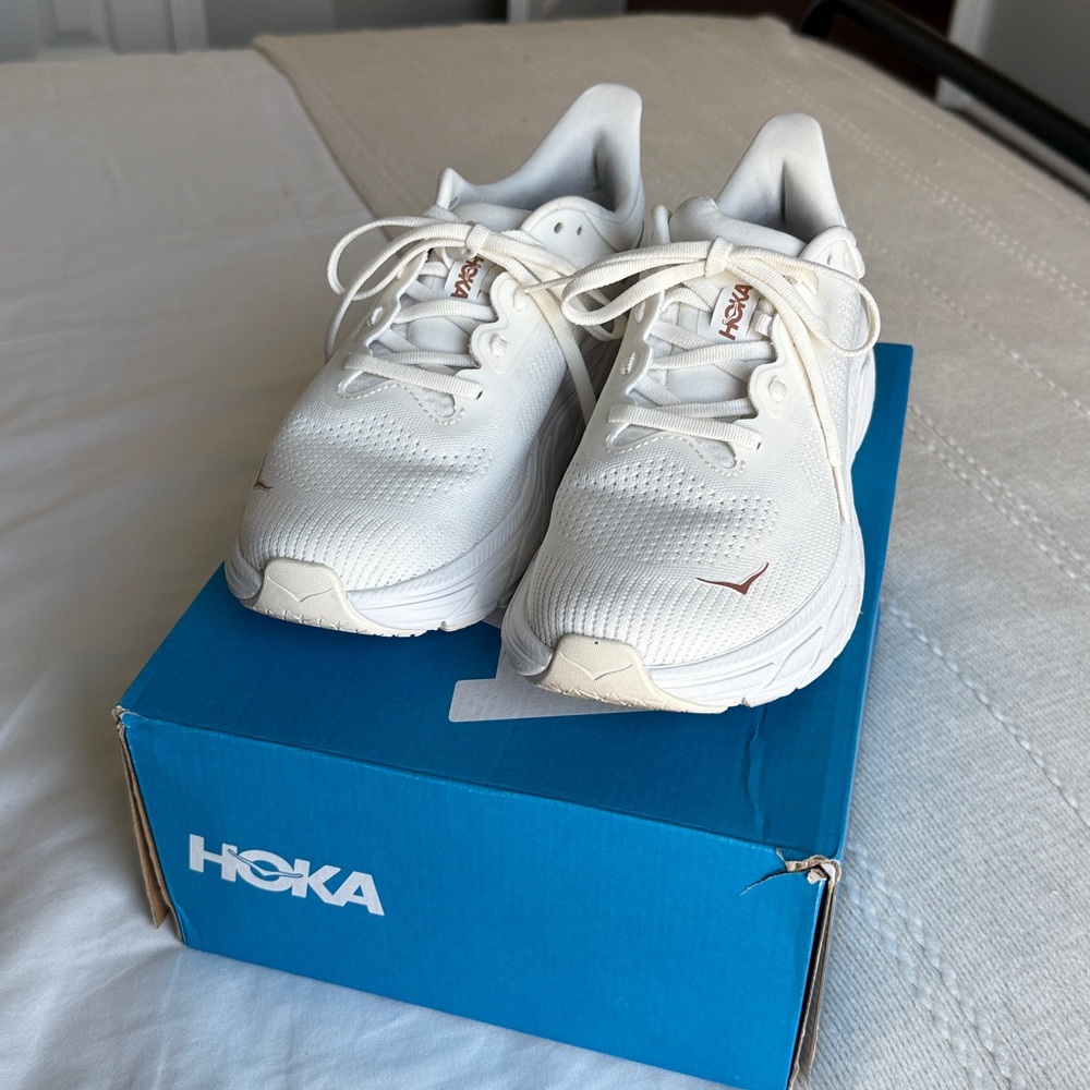 Hoka White Arahi 7